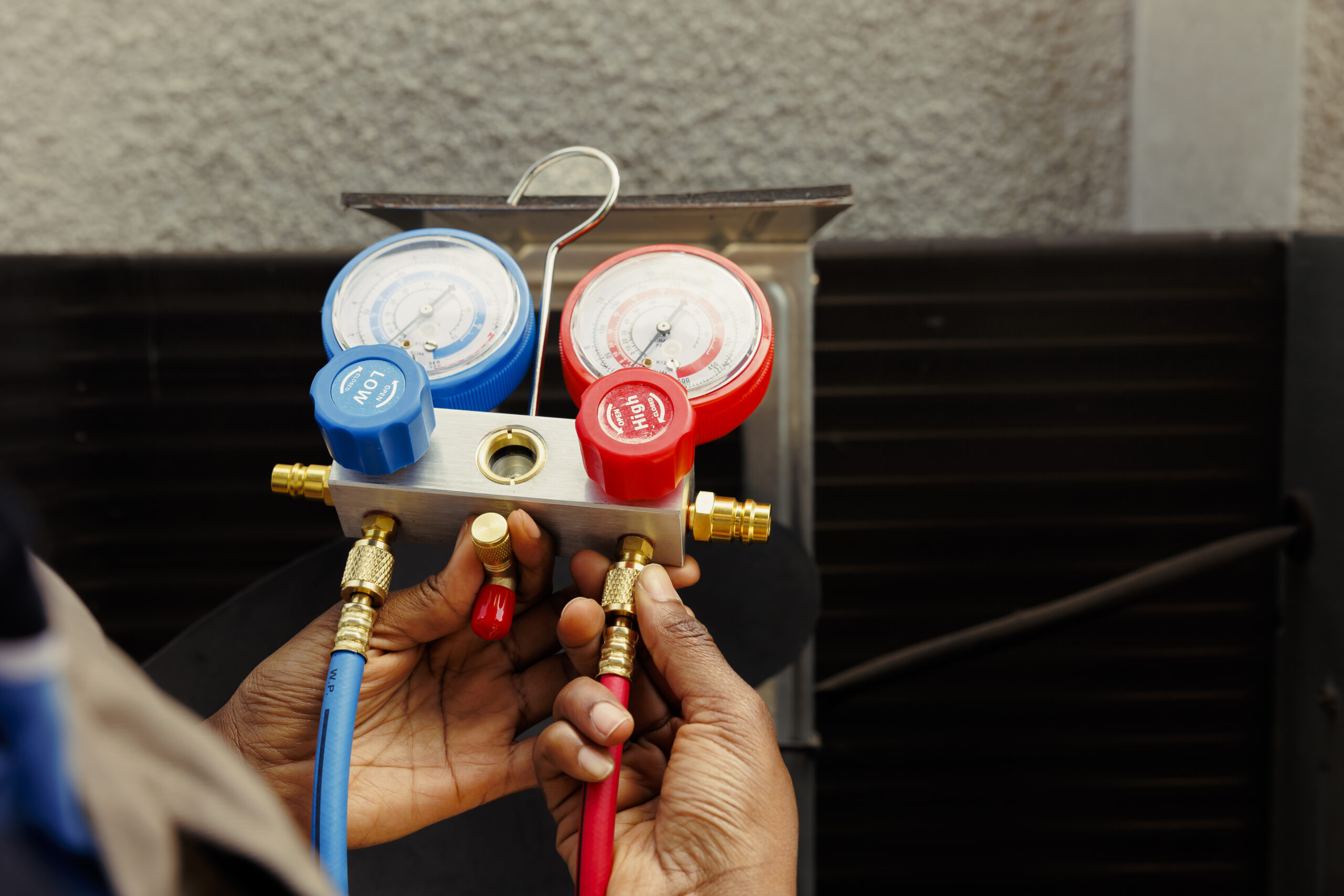 Manifold gauges detecting refrigerant