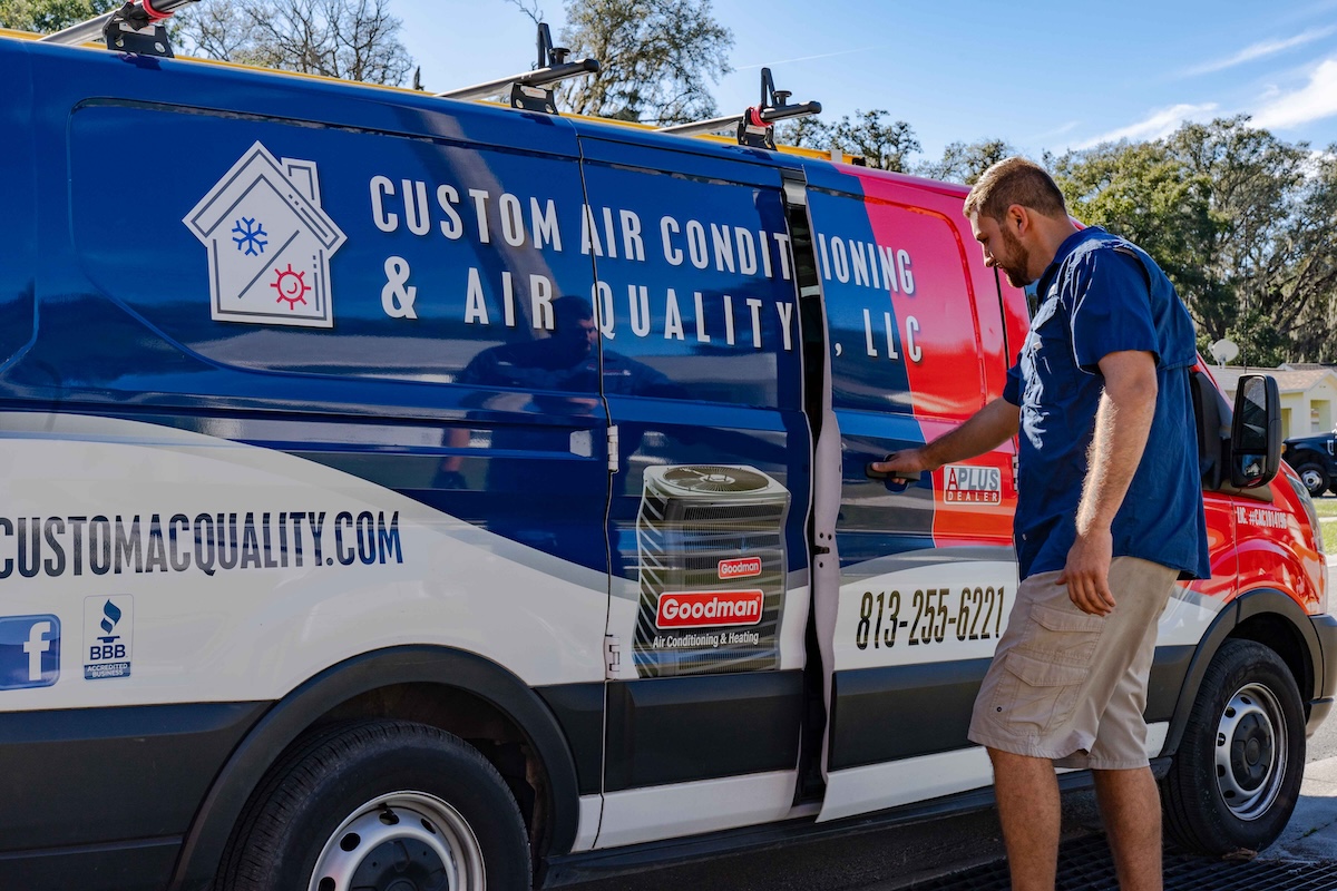 Custom AC tech serving a Town n Country FL customer